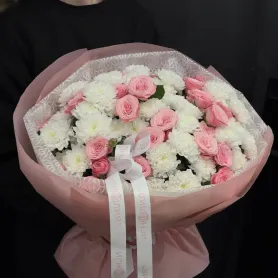 букет из белых ромашковых хризантем и розовых кустовых роз.