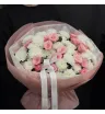 букет из белых ромашковых хризантем и розовых кустовых роз.