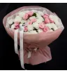 букет из белых ромашковых хризантем и розовых кустовых роз.