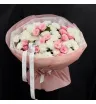 букет из белых ромашковых хризантем и розовых кустовых роз.