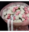 букет из белых ромашковых хризантем и розовых кустовых роз.
