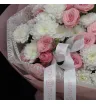 букет из белых ромашковых хризантем и розовых кустовых роз.