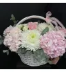 композиция из розовой и салатовой гортензии, белых одноголовых хризантем и эвкалипта в корзине
