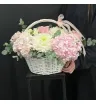 композиция из розовой и салатовой гортензии, белых одноголовых хризантем и эвкалипта в корзине