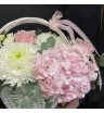 композиция из розовой и салатовой гортензии, белых одноголовых хризантем и эвкалипта в корзине