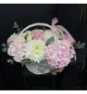 композиция из розовой и салатовой гортензии, белых одноголовых хризантем и эвкалипта в корзине