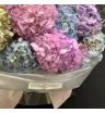 21 розовая и голубая гортензия с эвкалиптом в букете.