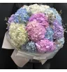 21 розовая и голубая гортензия с эвкалиптом в букете.