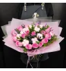 букет из розовых роз,лаванды и хлопка.