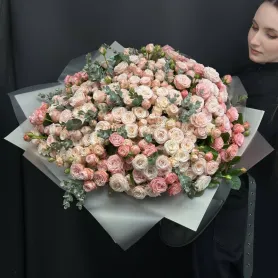 Букет из 101 пионовидной кустовой розы с эвкалиптом &laquo;Лучший миг&raquo; от интернет-магазина «Игнолия» в Люберцах