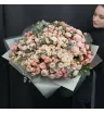 Букет из 101 пионовидной кустовой розы с эвкалиптом &laquo;Лучший миг&raquo;