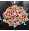 Букет из 51 розовой пионовидной кустовой розы с эвкалиптом