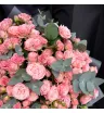 Букет из 51 розовой пионовидной кустовой розы с эвкалиптом
