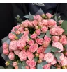 Букет из 51 розовой пионовидной кустовой розы с эвкалиптом