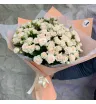 букет из 35 кустовых кремовых и светло-розовых роз