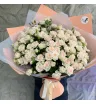 букет из 35 кустовых кремовых и светло-розовых роз