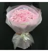 розовые гвоздики в букете.