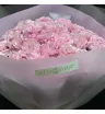 розовые гвоздики в букете.
