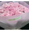 розовые гвоздики в букете.