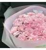 розовые гвоздики в букете.