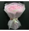 розовые гвоздики в букете.