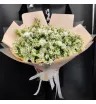 белая эустома и кустовые ромашки в букете.