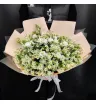 белая эустома и кустовые ромашки в букете.