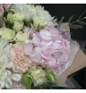 букет из белых одноголовых хризантем с розовыми гортензиями и белой эустомой с эвкалиптом.