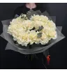 15 белых французских роз с эвкалиптом в букете.