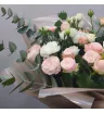Букет из розовых кустовых роз, белой эустомы, гвоздик и эвкалипта