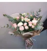 Букет из розовых кустовых роз, белой эустомы, гвоздик и эвкалипта