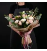 Букет из розовых кустовых роз, белой эустомы, гвоздик и эвкалипта