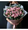 букет из 25 розовых альстромерий и веточек эвкалипта в светлой упаковке