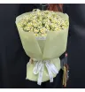 букет из 15 кустовых ромашек в упаковке