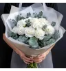 белые гвоздики и эвкалипт в букете