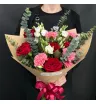 букет из красных роз и розовых гвоздик с белой эустомой и эвкалиптом.