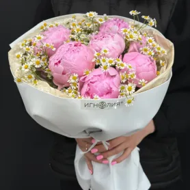 букет из розовых пионов и ромашек