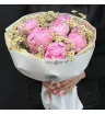 букет из розовых пионов и ромашек
