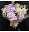 букет из белых французских роз и розовых гортензий с эустомой и эвкалиптом.