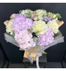 букет из белых французских роз и розовых гортензий с эустомой и эвкалиптом.