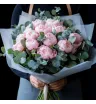 15 розовых пионов с эвкалиптом в букете