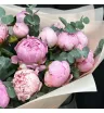 15 розовых пионов с эвкалиптом в букете