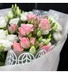 букет из розовых кустовых роз и белой эустомы.