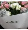 букет из розовых кустовых роз и белой эустомы.