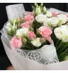 букет из розовых кустовых роз и белой эустомы.