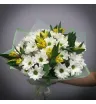 букет из белых ромашковых хризантем и жёлтых альстромерий.