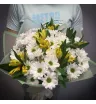 букет из белых ромашковых хризантем и жёлтых альстромерий.