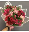 букет из 15 красных и розовых альстромерий в серой упаковке