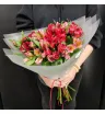 букет из 15 красных и розовых альстромерий в серой упаковке