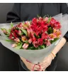 букет из 15 красных и розовых альстромерий в серой упаковке